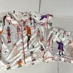 Taylor Swift satiny pajama set. Medium.